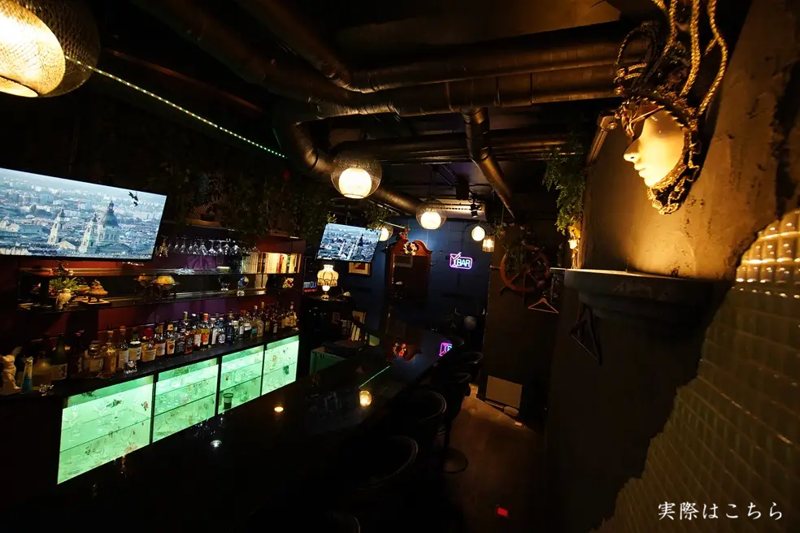 マスカレードのカウンターと店内の様子